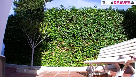 Heiße MILF stöhnt, als ein riesiger schwanz ihre muschi mit einem kondom an stößt