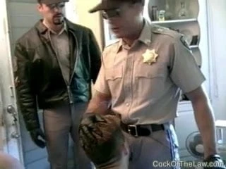 2人の警官がケツを破る