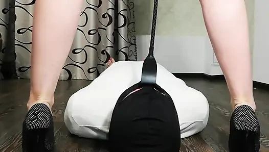 Sklave leckt meine füße und muschi, pisst in seinen mund, facesitting