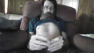Twink flaco masturbándose en recto y mostrando su pequeño culo apretado mientras habla