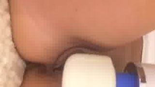 Rumänisches Mädchen masturbiert mit einem großen Vibrator