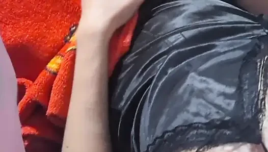 Orgazm olana kadar karısını parmakladı