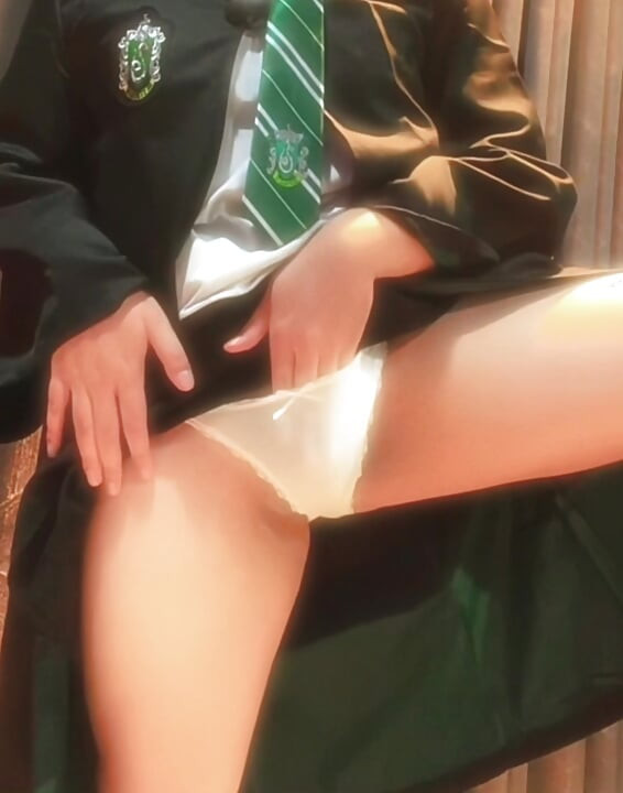 Aranyos Mardekár femboy fehér bugyiban játszik a pálcájával