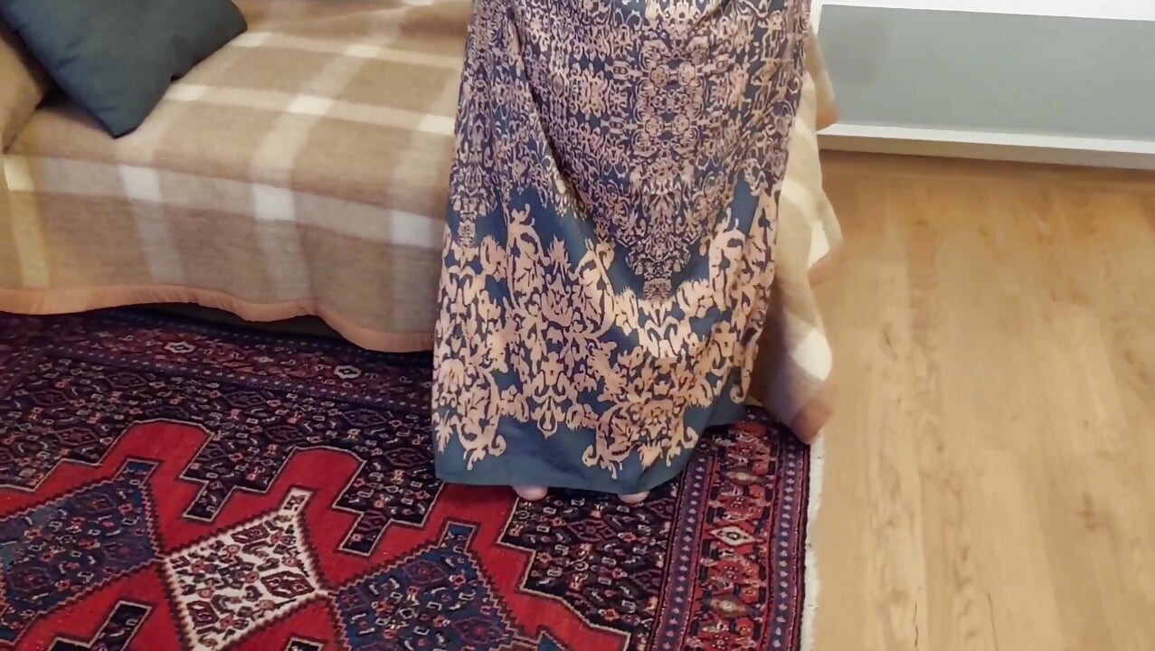 Istri dewasa pirang menikmati seks di antaranya