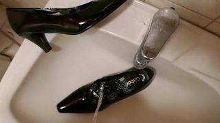 Писсинг в жену, черная лакированная классическая туфли-лодочки