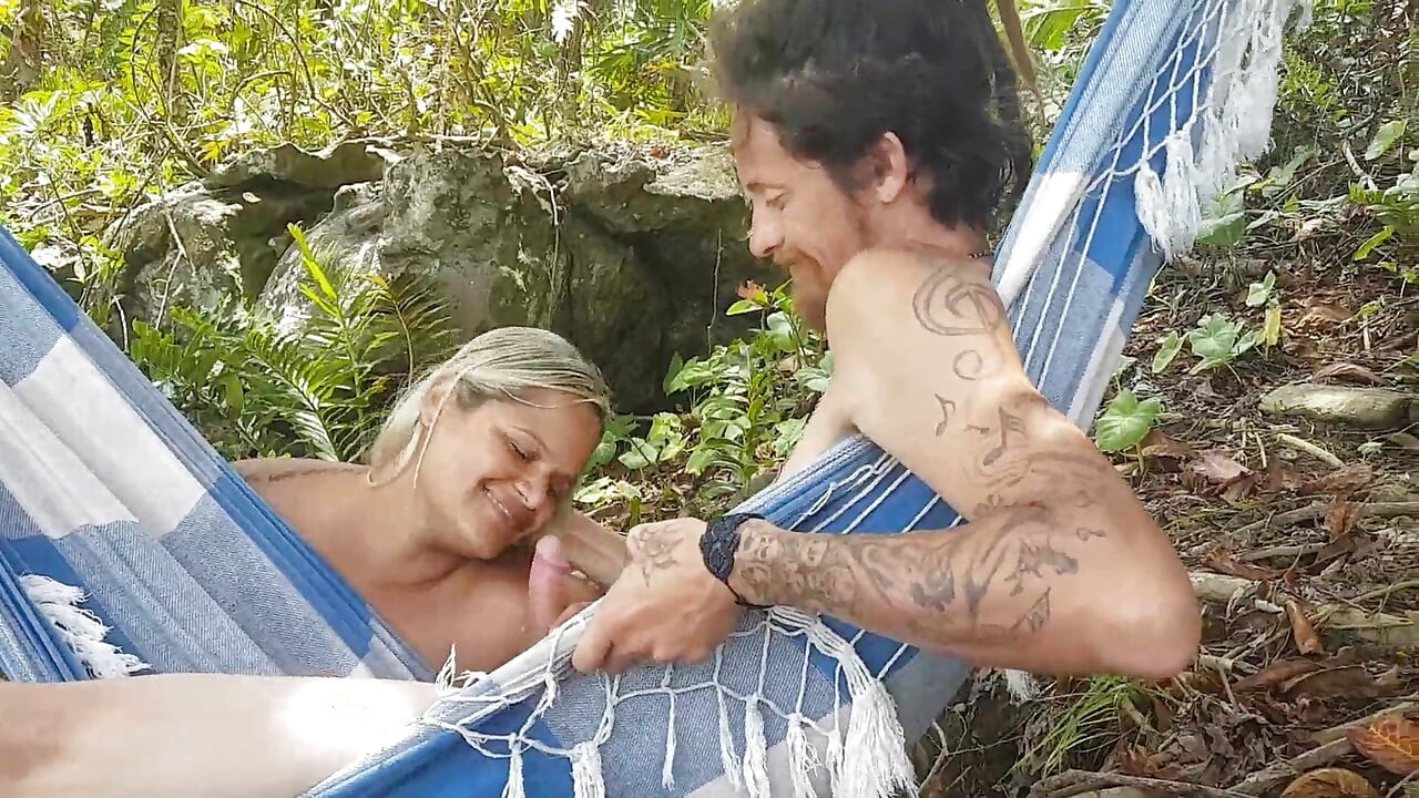 Nymph xuất tinh trên tinh ranh của người bán rippi