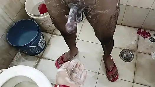 Фигуристая дези бхабхи присоединяется к Devar в ванной - хардкорная табу ролевая игра с громкими стонами"