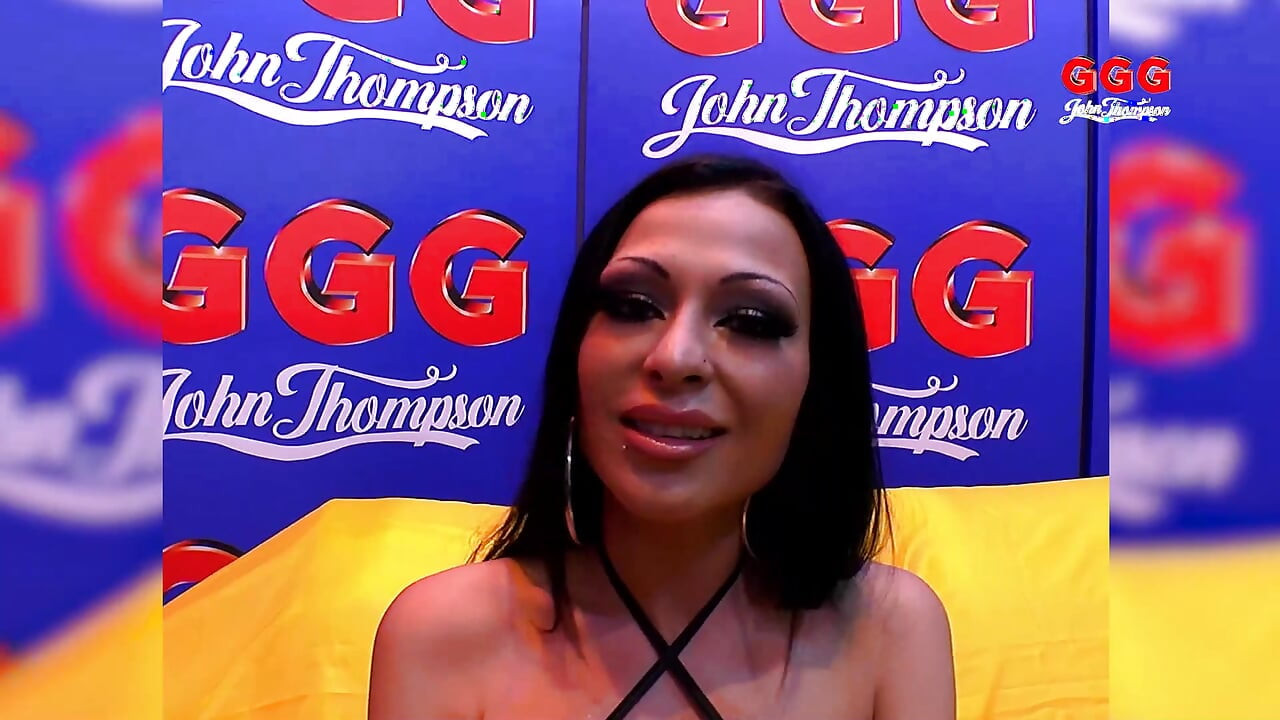 Ggg John Thompson, predstavlja napaljene žene koje se jebu i svršavaju napaljene žene.