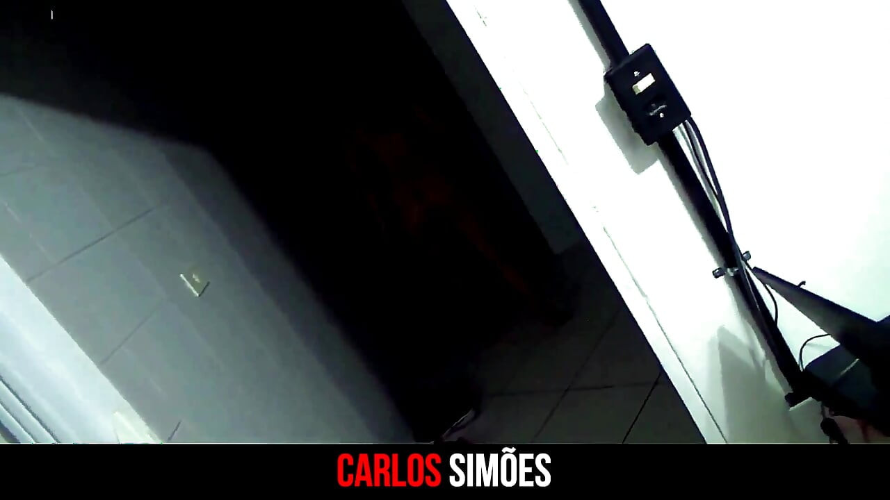 Όμορφος, μυώδης, σκουρόχρωμος άντρας με μεγάλο, παχύ πέος και όμορφη μελαχρινή που του αρέσουν οι ερασιτέχνες