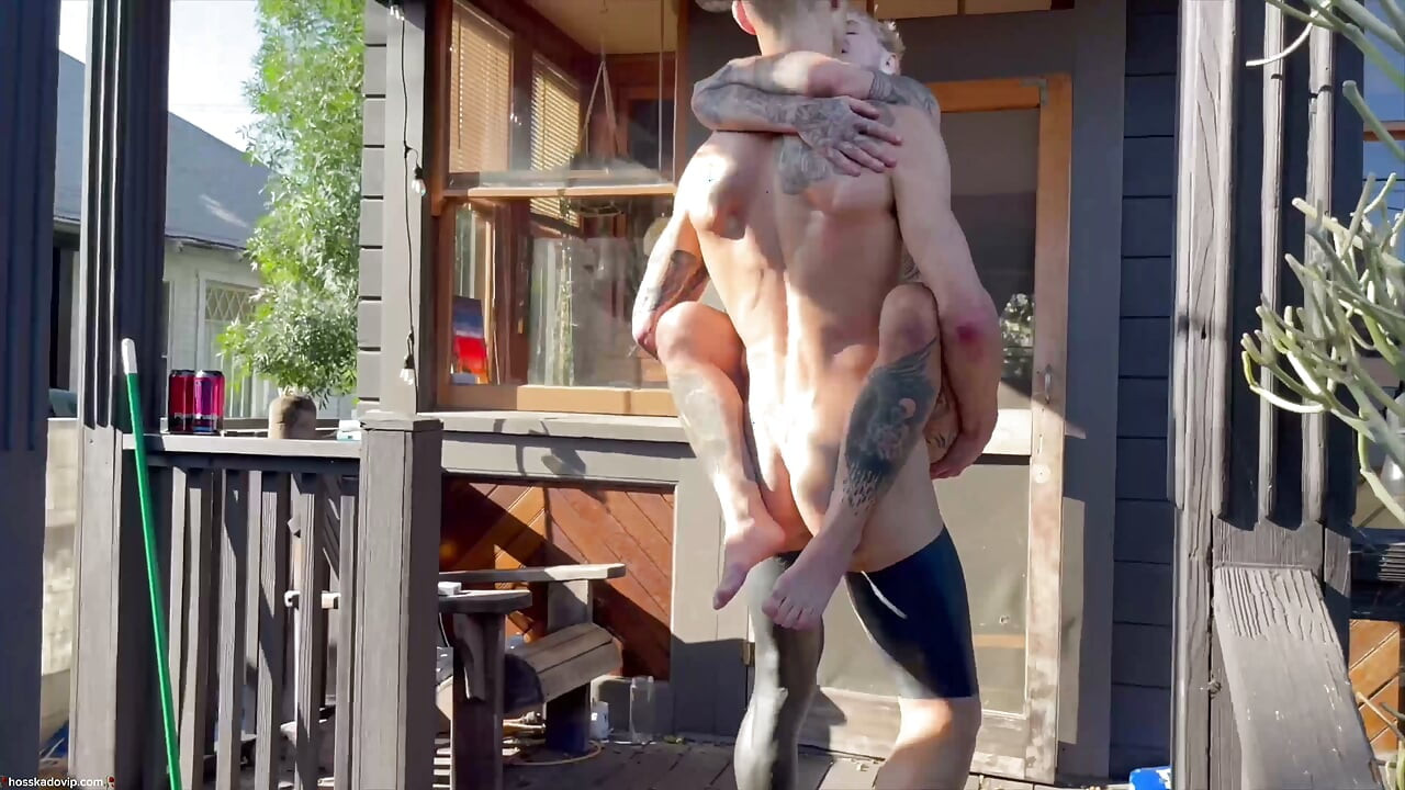 Seks POV Outdoor yang Penuh Gairah Hoss Kado Meniduri Austin Spears Kontol Besar Daddy Blonde FTM Trans Man Twink