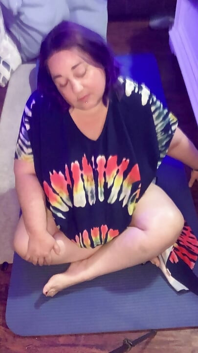 BBW guckt yoga