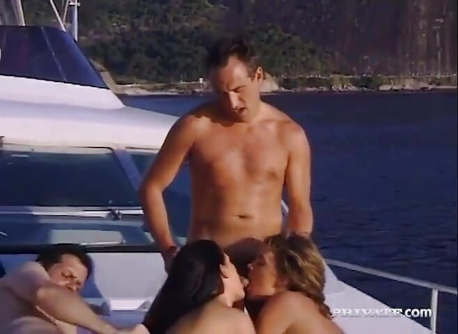 Ines e Yelena Schieffer compartilham um facial a bordo em um quarteto mmff