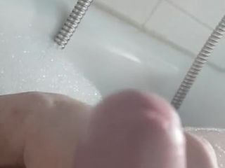 Wichsen in der badewanne