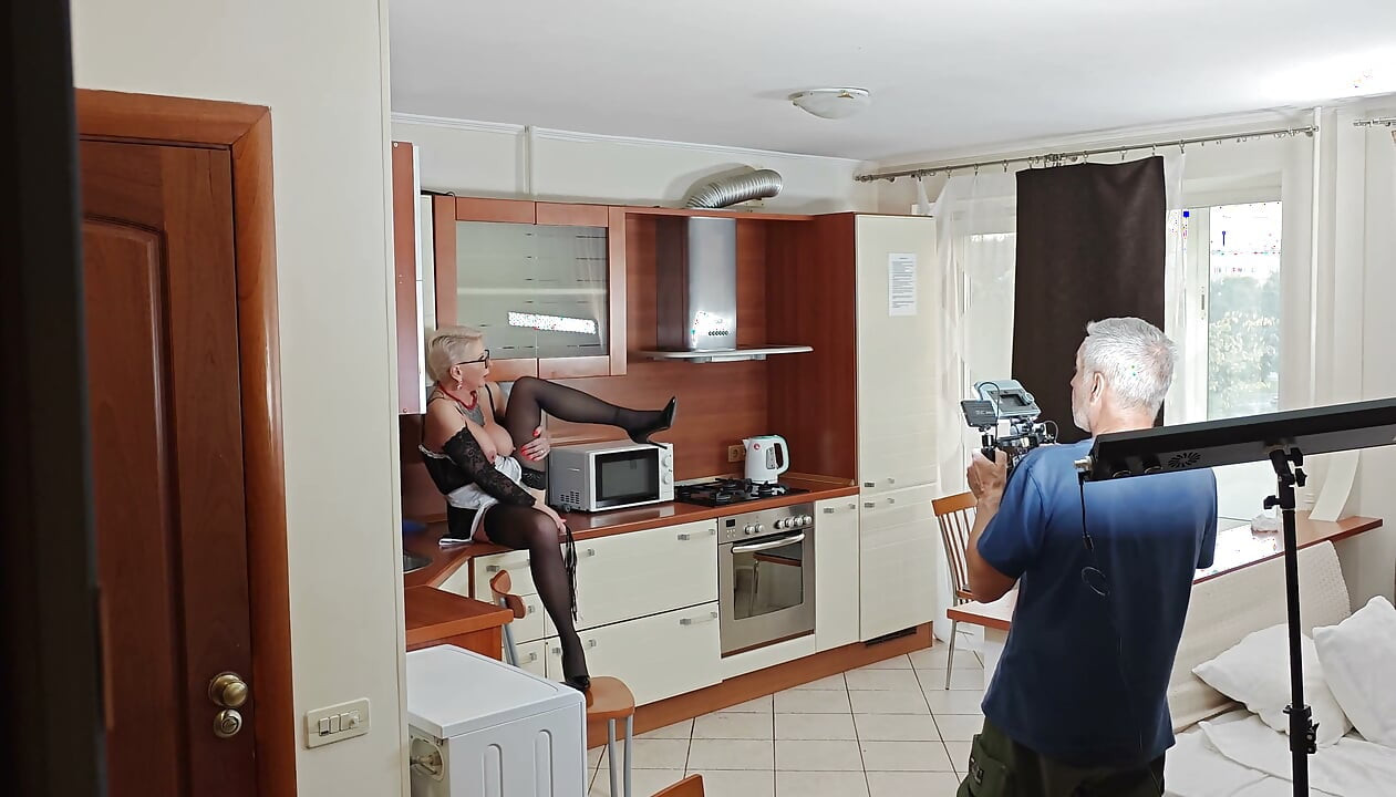 Kinky echtgenoot filmt zijn rijpe hete vrouw in de keuken om een privé erotische opname te hebben