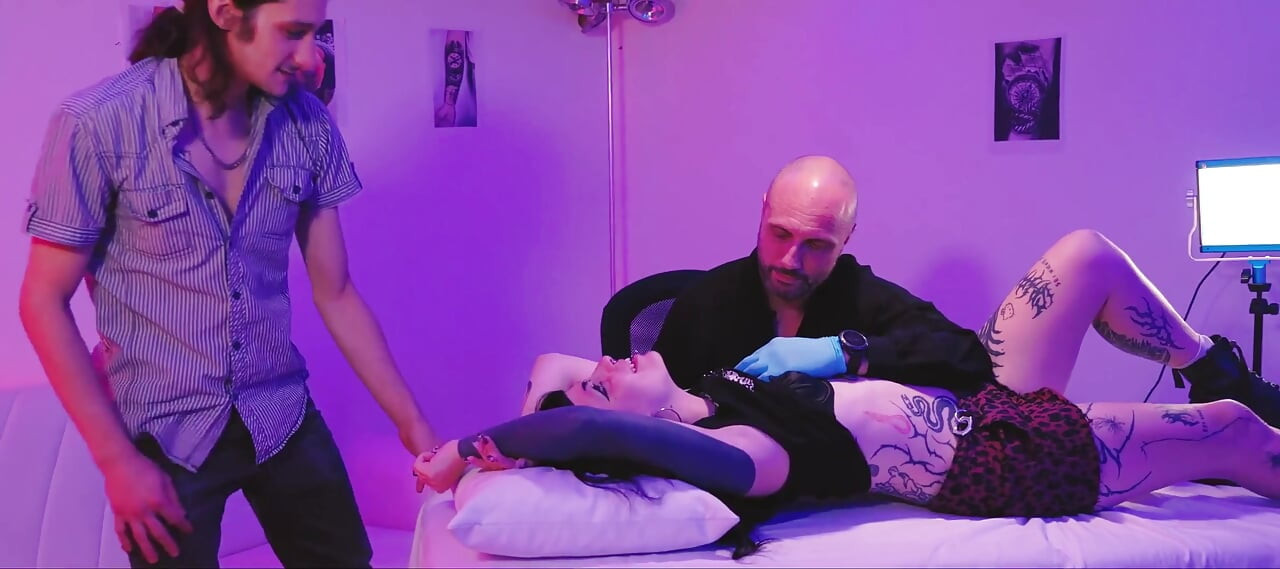 Tatuada de três, ela de casal corno quer ser pelo tatuador
