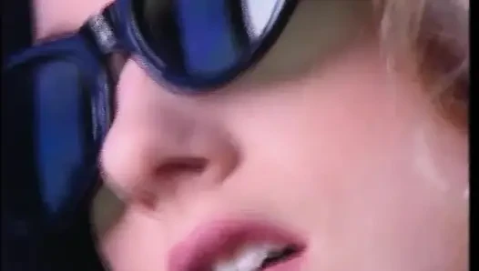 Aşık edepsiz bir sarışınla ateşli seksi üçlü seks