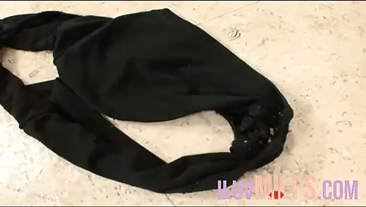 İki seksi lezbiyen ateşli bir üçlü sekste sikişiyor