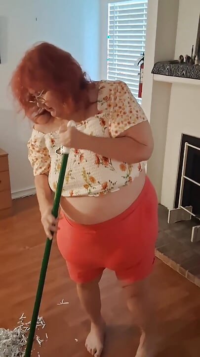 Big Belly Beauty Nurse Vick Cleans up Messy Floor