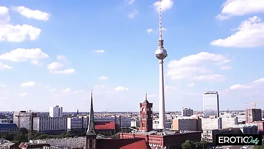 Jeweled Plug широко растягивает задницу - молочные сиськи течет повсюду