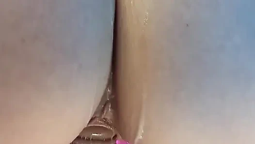 Bir Penisin Üzerine Atlıyor Ve Içine Sperm Doluyor (yakın Çekim Boşalma Sahnesi)