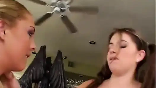 Dua pelacur lesbian lola pergi ke kota dengan satu kontol keras besar