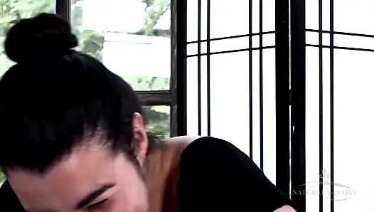 Если вы любите супер волосатых женщин, вы должны увидеть Вару и ее мясистый темный мех.