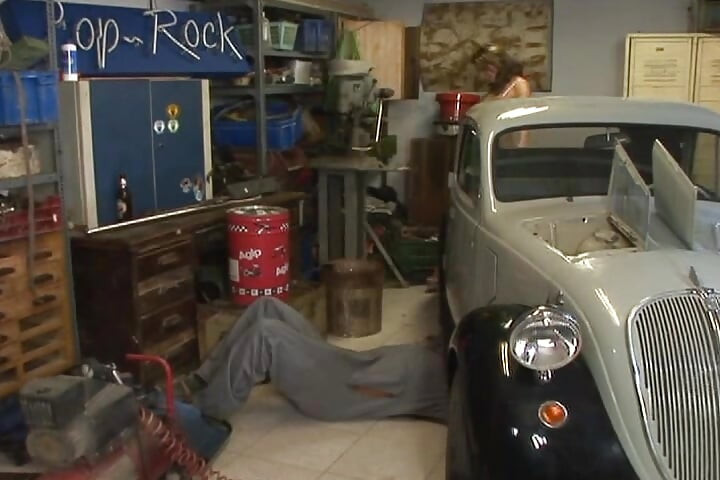 Une salope brune parfaite se fait enculer par un mécanicien