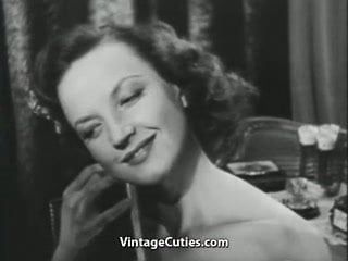 Vera Lee menunjuk-nunjukkan tubuh seksinya (vintaj 1950-an)