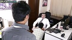 Azjatyckie spusty bez siodełka w biurze 3some przez biznes DILF