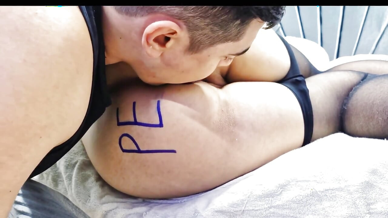 Duduk di mukanya dengan pantyhose nilon