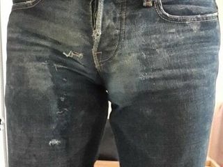 Mijando em jeans apertados manchados de porra