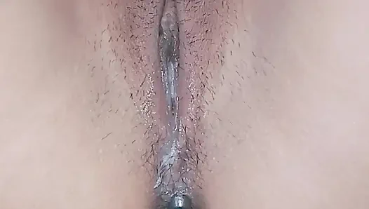 Geiles asiatisches teen fickt sich mit einem dildo