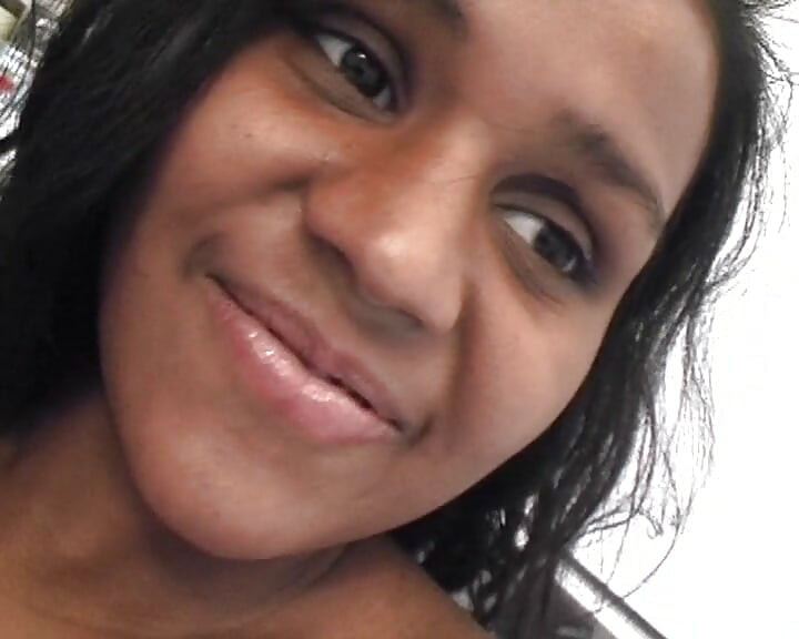 Perfeita negra da França recebe uma grande gozada branca no rosto