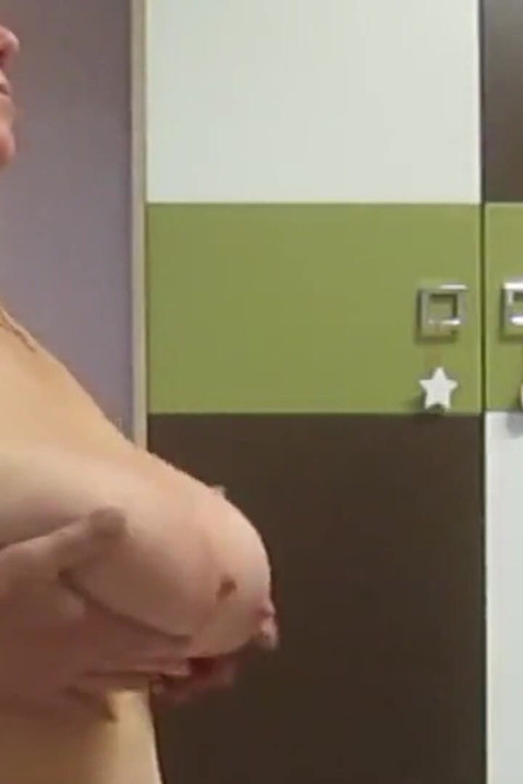 Suegra insaciable me chupa la polla de nuevo y se corre en sus tetas