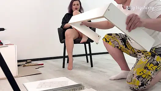 Geile Stiefmutter schiebt Stiefsohns Gesicht während der Möbelmontage in Ihre Muschi