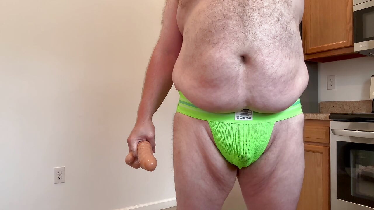 Veliki Trbušni Medvjed Jebe Sebe i Šprica Kroz Jockstrap!