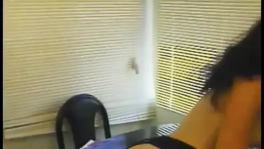 Azgın zenci kadın mutfak masasında güzel beyaz piliç Lena Ramon'un sikini sikiyor