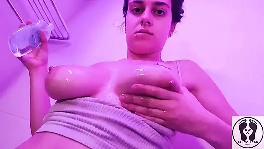 Memek aduhai cewek hot dengan toket aduhai ini dientot habis-habisan di kamar mandi