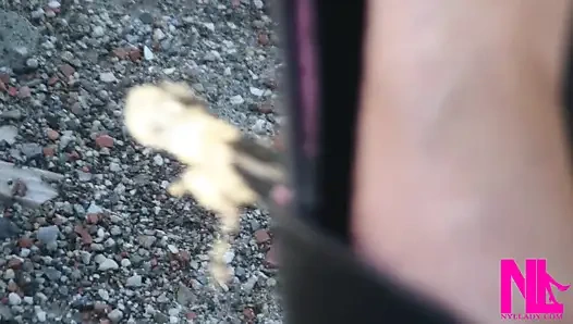 Yüksek topuklu puckled pompalarımda edepsiz miry çakıl kazıyor