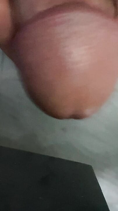 In the bathroom, there was a cock that was getting an erection, only knowing how to endure it, not having to do it