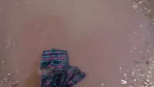 Çamur birikintileri içinde kırmızı ekose etek
