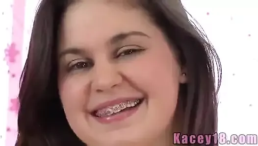 La jolie Kacey 18 ans suce une énorme bite et se fait éjaculer dans la bouche