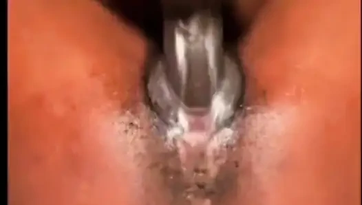 Bu zenci kadın göt deliğini siyah bir yarakla dilate etmeyi seviyor.