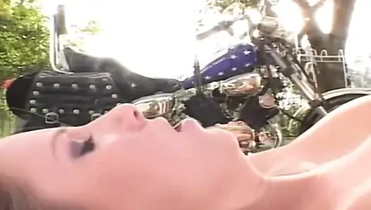 Sarışın hatun açık havada yumrukla sikiliyor