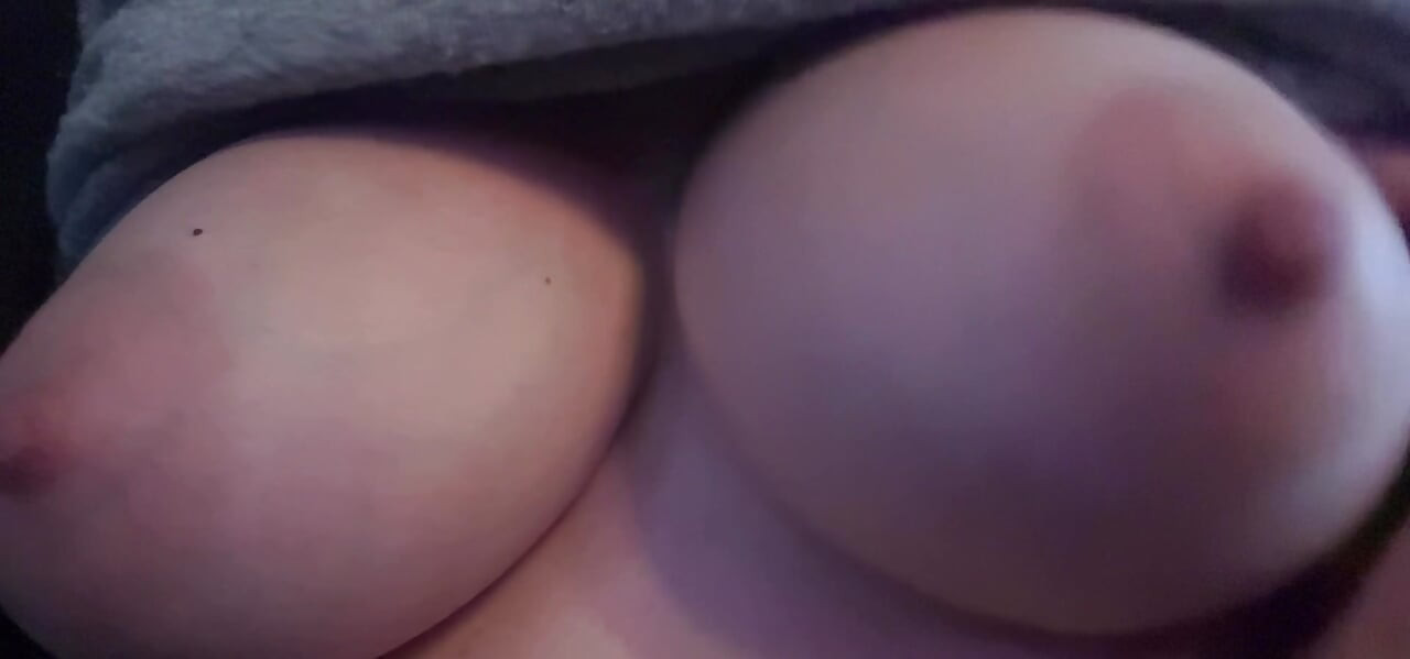 Artemisia si tante seksi italia dengan toket besar lagi asik goyangin kontol solo