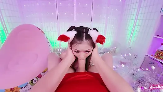 Ateşli Asyalı foxy lulu chu büyük yarağı yalıyor ve emiyor