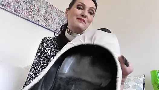 Fasziniert von meinen High Heels, sind Sie bereit, sich um meine Sohlen zu kümmern! Lady Victoria Valente