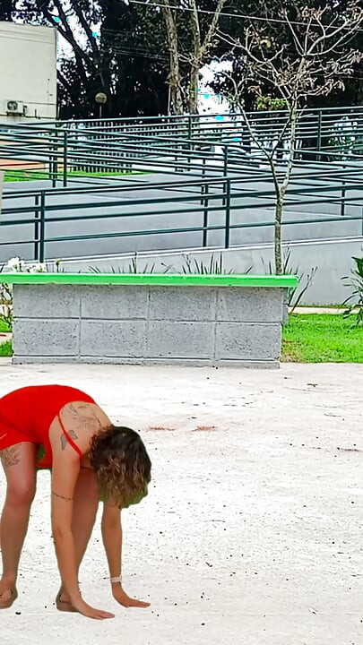 De geesten in het park genieten ervan om pijpbeurten te krijgen.