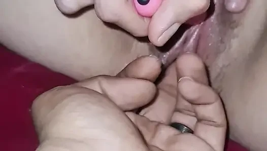 Seksi orta yaşlı seksi kadın yalanıyor ve ıslak amcığıyla oynuyor baskın