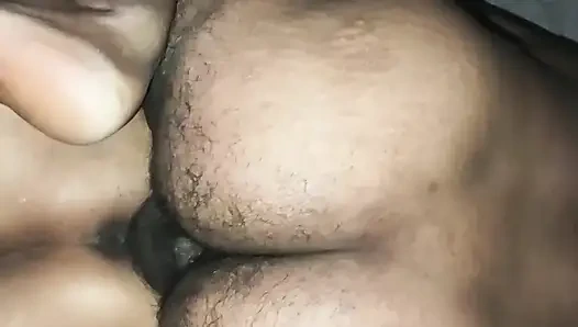 Ich habe mitten in der Nacht mein schwarzes muschi-loch größer bekommen, während ich in doggystyle in meinen arsch getreten werde.